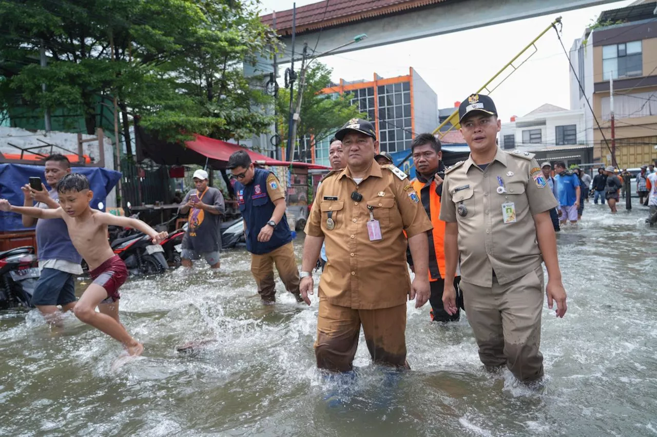 Pemkot Jakut Salurkan Bantuan Sembako Warga Terdampak Banjir Rob di Pluit