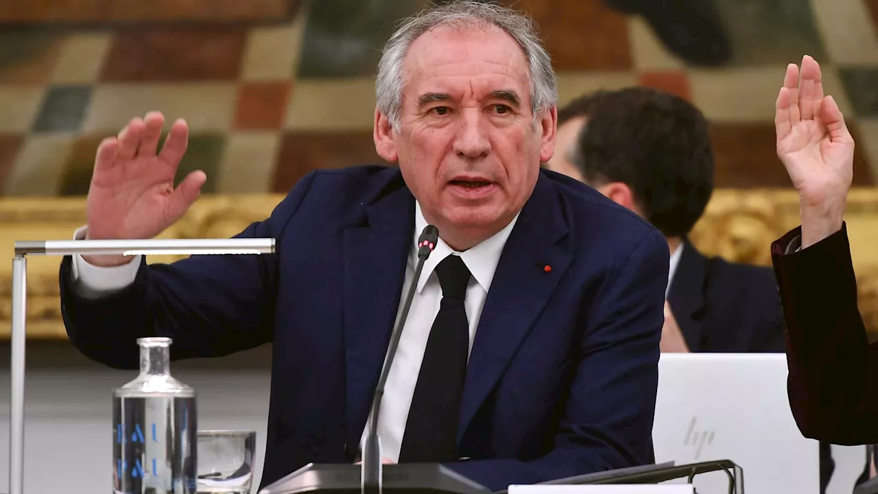 François Bayrou, Premier ministre et maire de Pau : une première polémique