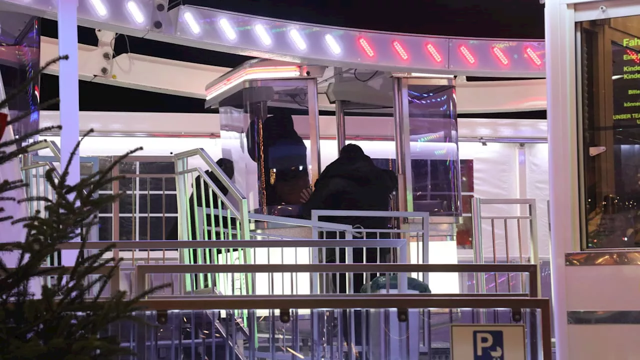 Auf Berliner Weihnachtsmarkt: Riesenrad-Gondel mit Fahrgästen löst sich