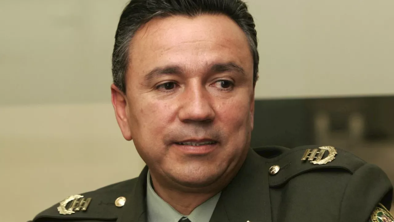 Ordenan al general (r) Santoyo entregar informe sobre alianzas entre fuerza pública y paras