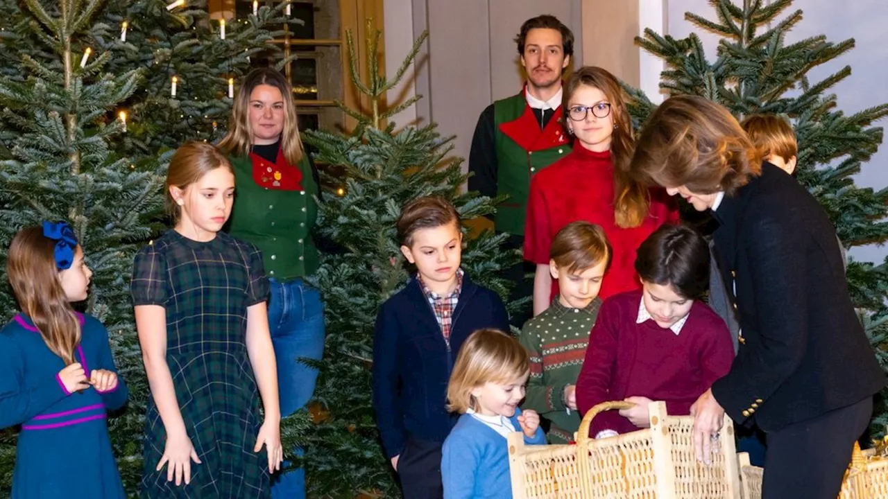 Königin Silvia schmückt mit Enkelkindern die Weihnachtsbäume