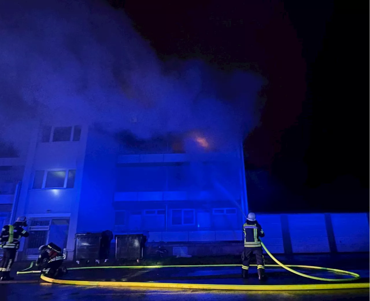 Ausgedehnter Wohnungsbrand in Bonner Weststadt, eine verletzte Person, aufwendige Löscharbeiten