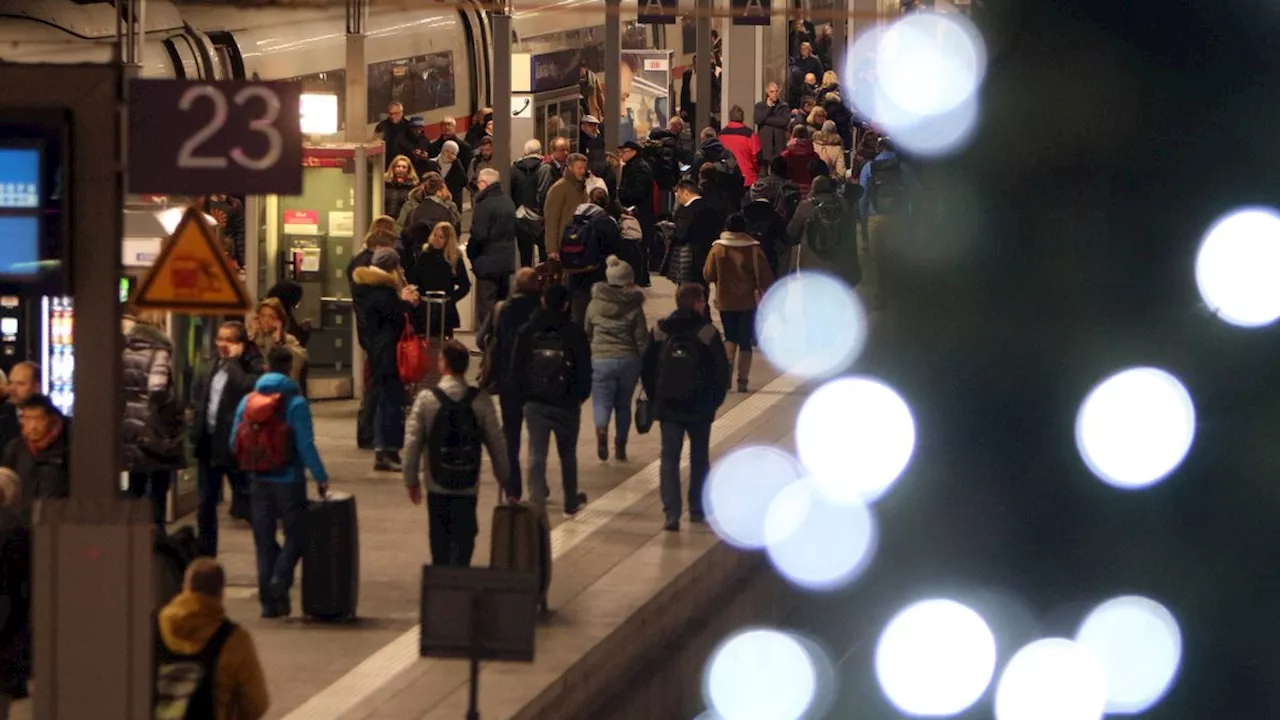 volle Bahnsteig am Münchner Hauptbahnhof mit Weihnachtsbaum im Vordergrund: Volle Schienen an und um Weihnachten