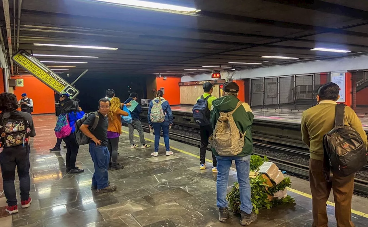 Letrero en andén del Metro Jamaica cae