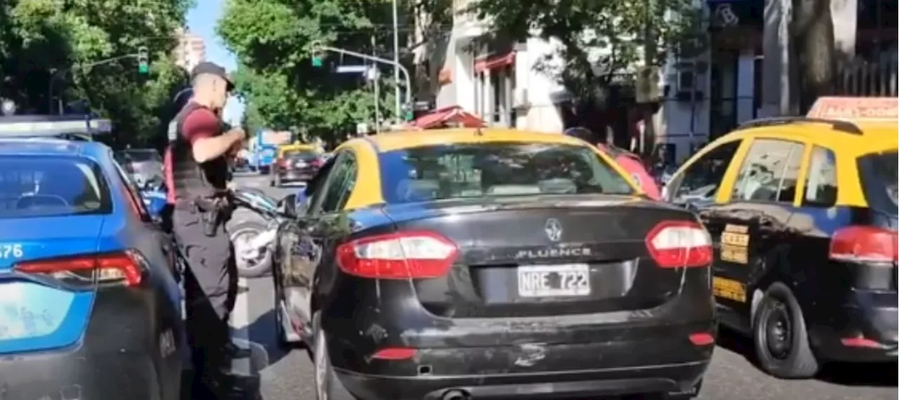 VIDEO: sueñito pesado; taxista se quedó dormido en plena avenida de Argentina