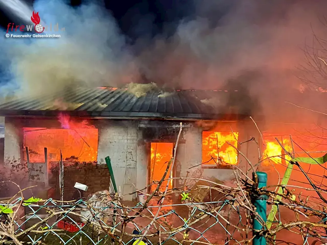 Brand in Gelsenkirchen Halle: 50 Einsatzkräfte im Einsatz