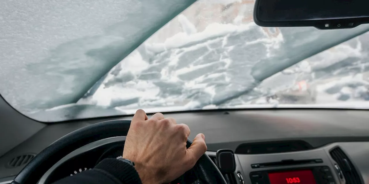 Wie man eine vereiste Autoscheibe von innen freischabt