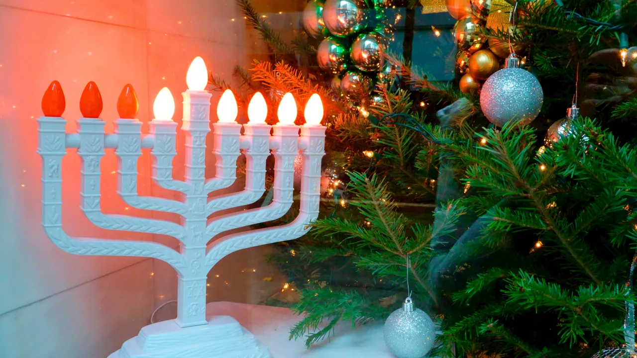 Christmas and Hanukkah Align for the First Time in Nearly 20 Years