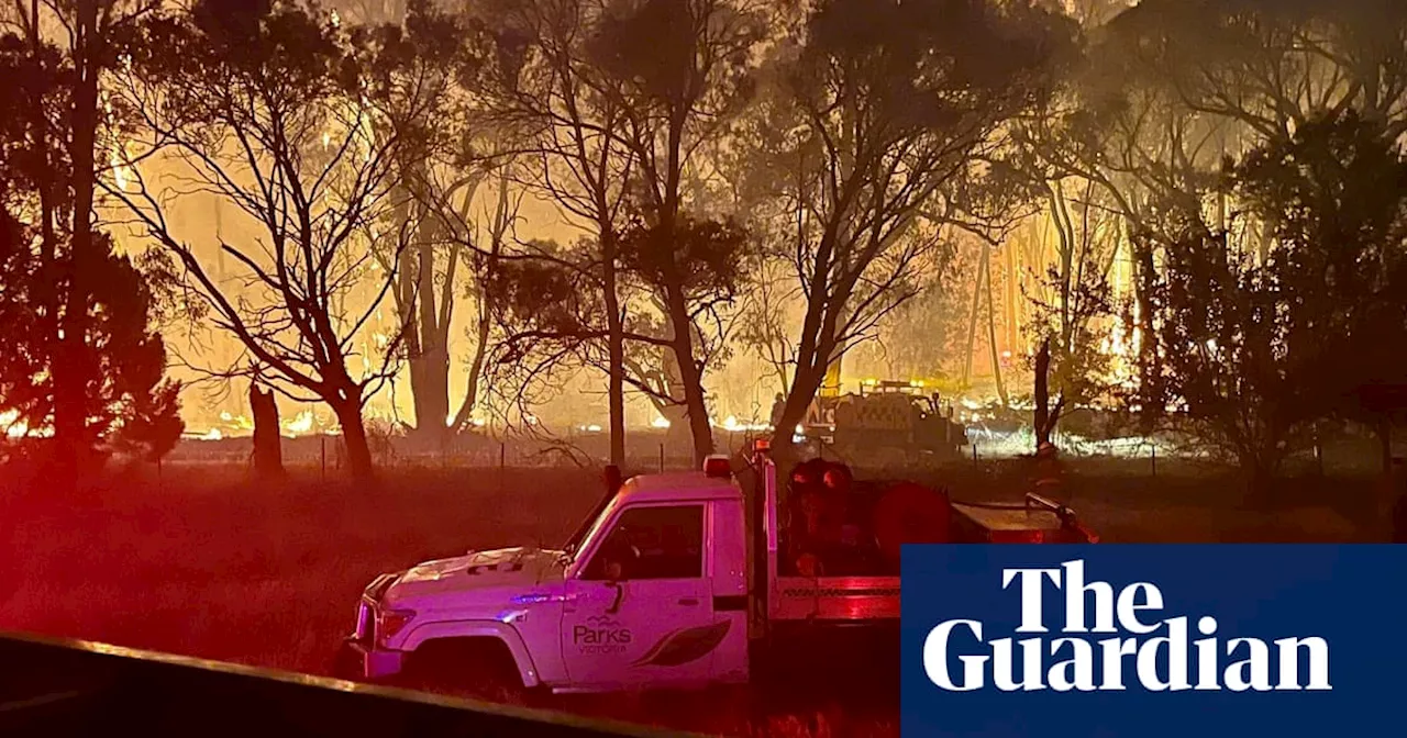 Western Sydney swelters in extreme heatwave as 300 Victorian firefighters battle bushfires