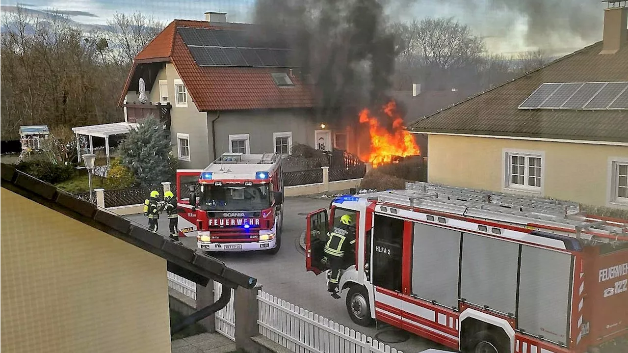 Brennendes Auto vor Haus in Baden: Nachbarn und Feuerwehr im Einsatz