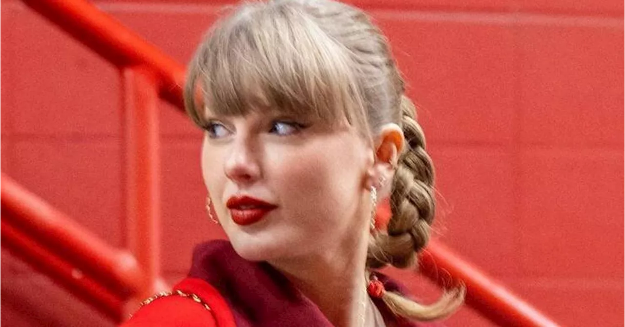 Taylor Swift Defends Fans As They Take Photos During Her Children’s Hospital Visit