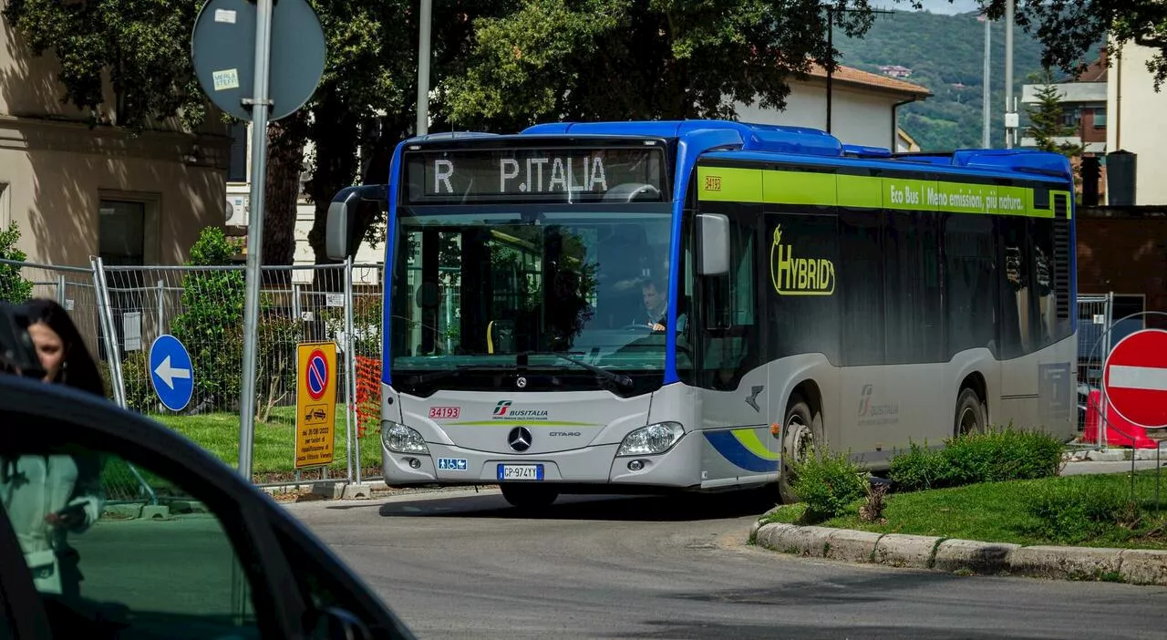 Controllori aggrediti sul bus da tre ragazzini. «Dieci minuti d'inferno». Non avevano pagato il biglietto: pre