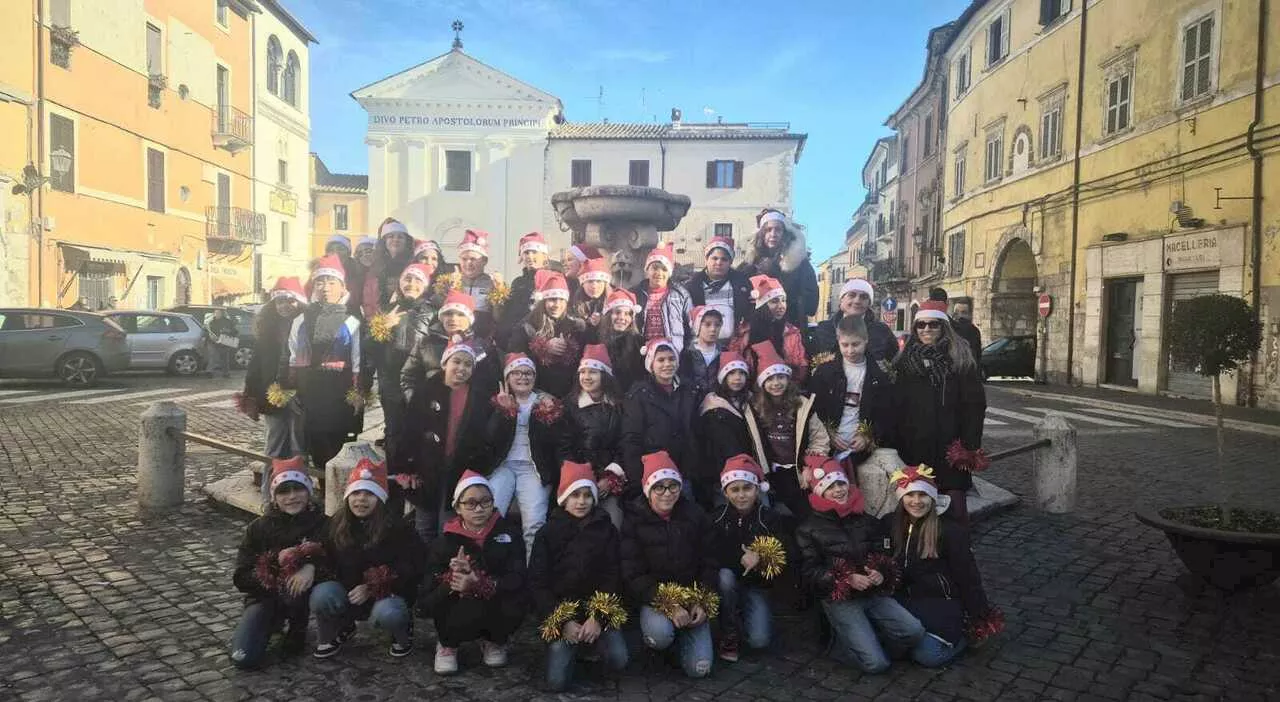 Scuola di Civita Castellana porta gli auguri natalizi con i canti