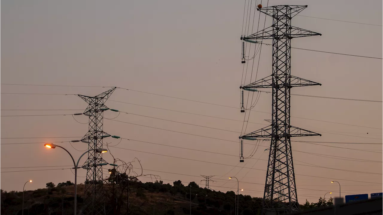 La luz podría subir unos 118 euros en 2025, según la OCU