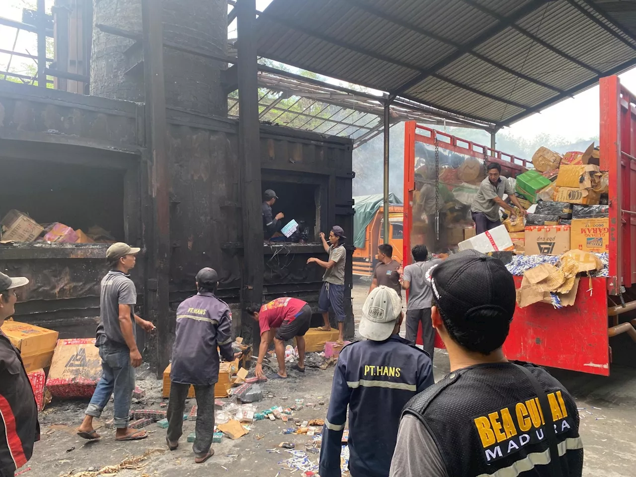 Bea Cukai Madura Musnahkan Rokok dan Miras Tanpa Pita Cukai Senilai Rp 49,1 Miliar