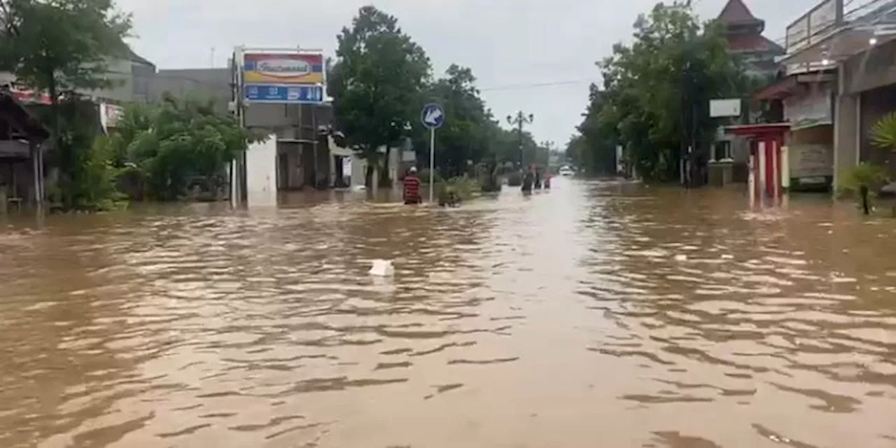 Dua Tewas Terseret Arus Banjir Saat Menyelamatkan Anak di Ponorogo