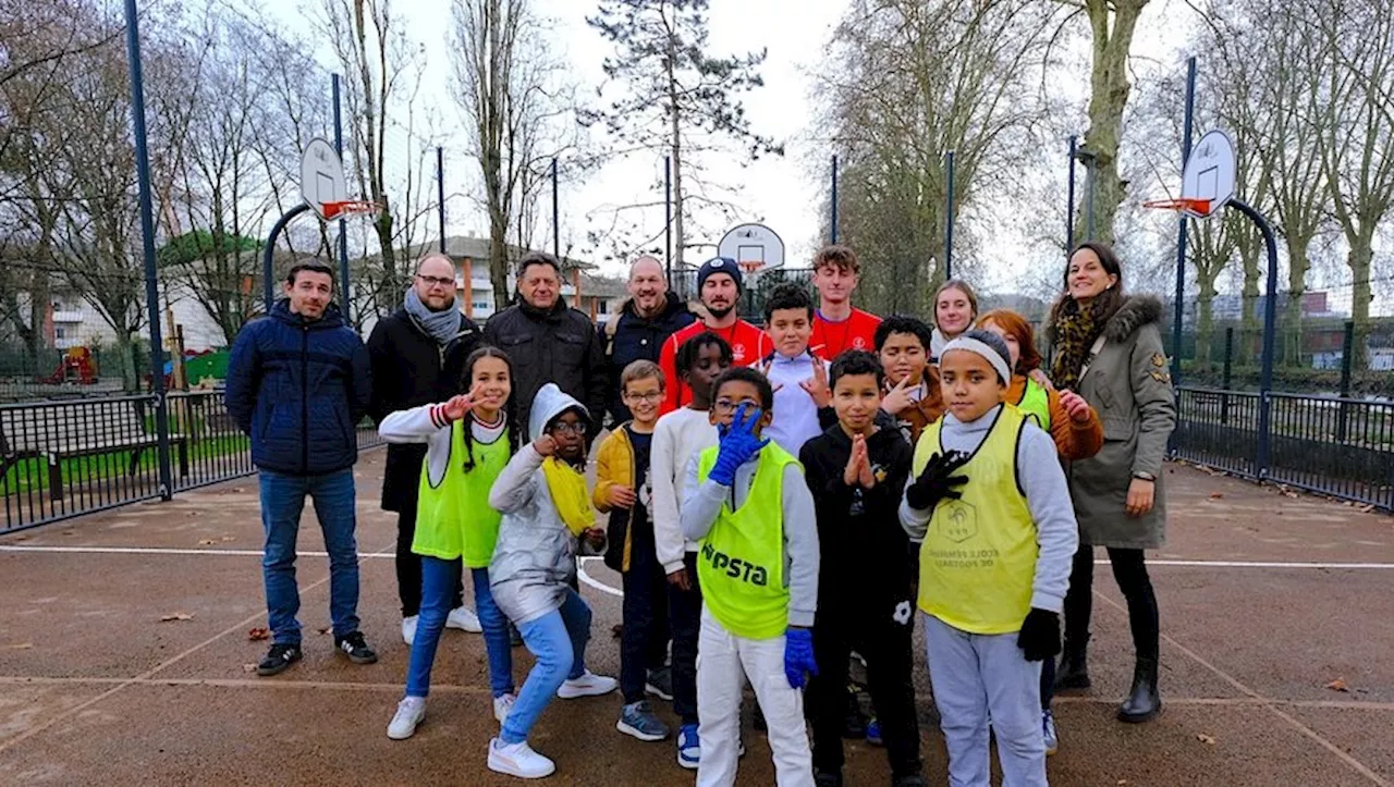 Des jeunes éducateurs sportifs initient les enfants à des activités sportives à Agen