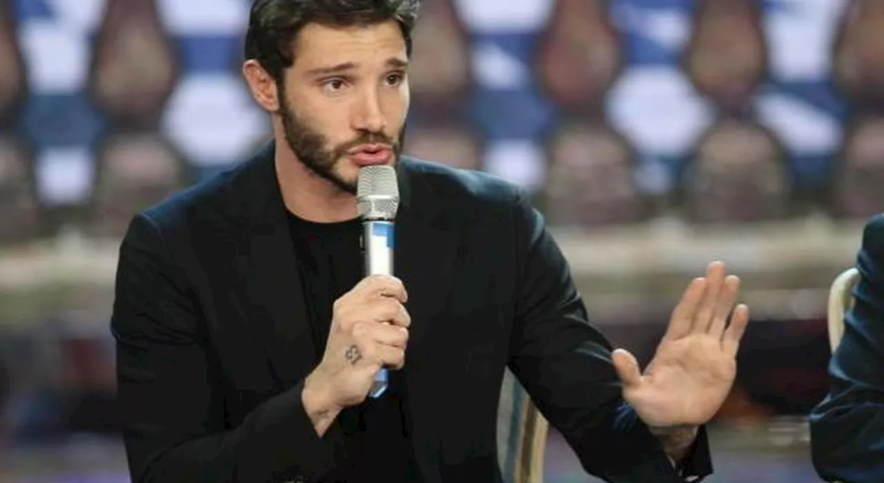 Gesto Indiscreto a Affari Tuoi: Stefano De Martino In Imbarazzo