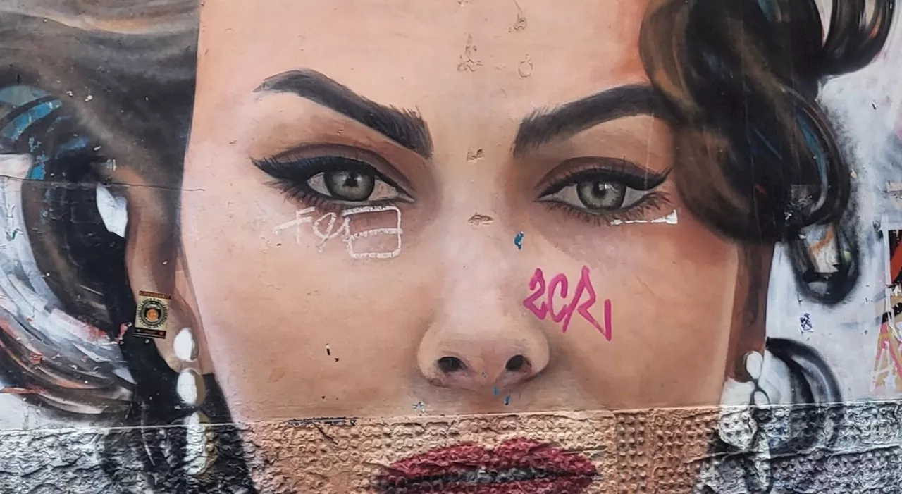 Vandalismo a Napoli: danneggiato il murale dedicato a Sophia Loren