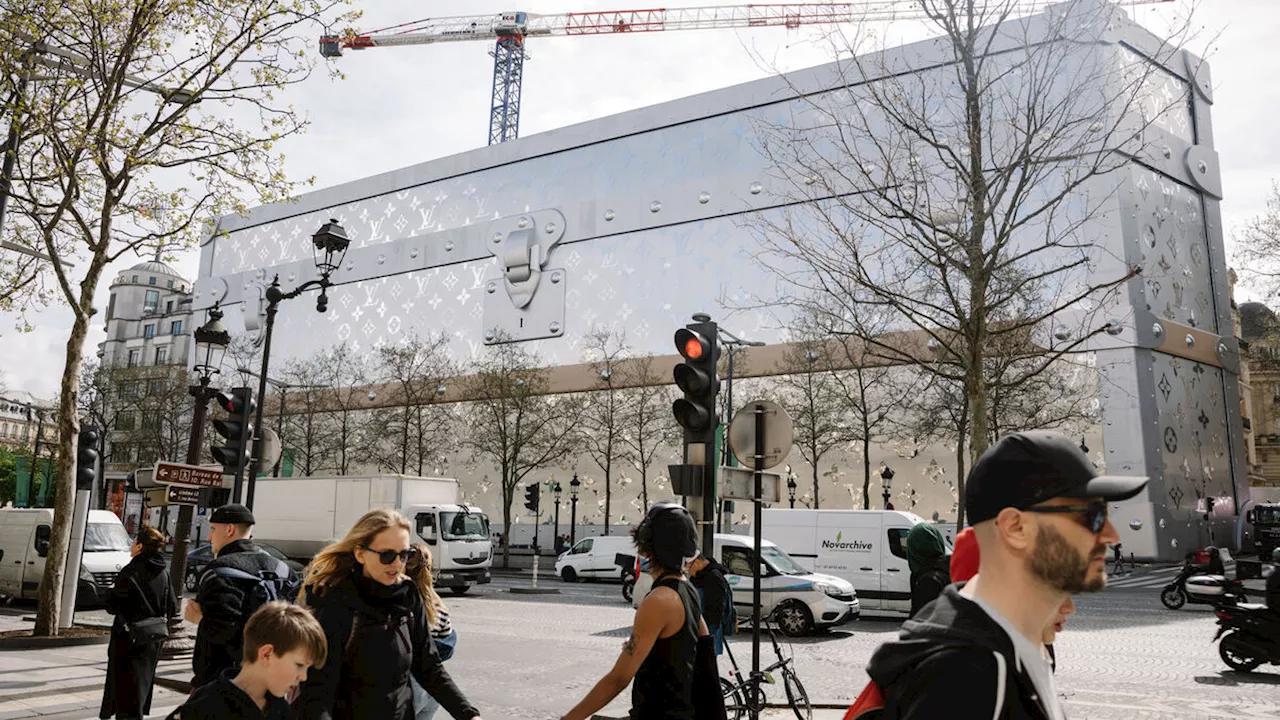 La 'Malle Géante' Louis Vuitton sur les Champs-Élysées fait l'objet d'un recours gracieux