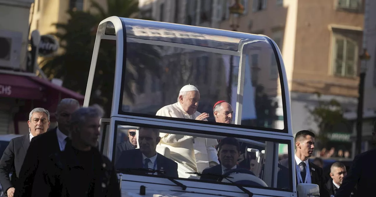 Papa Francesco, rivelazione choc: &#034;Scampato a un duplice attentato, i due sicari ammazzati&#034;