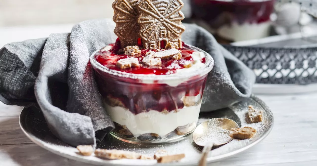 Verrines aux Fruits Rouges et Spéculoos : Un Dessert Féerique pour Noël