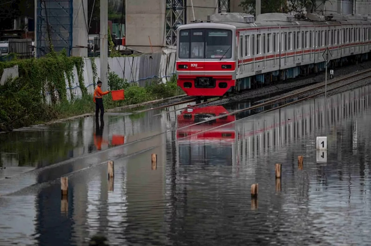 Pompa Mobil Diterjunkan Mitigasi Banjir Rob di Jakarta