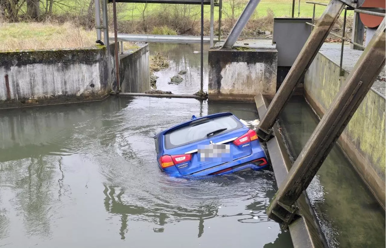 Auto rollt allein von Grundstück in die Vils