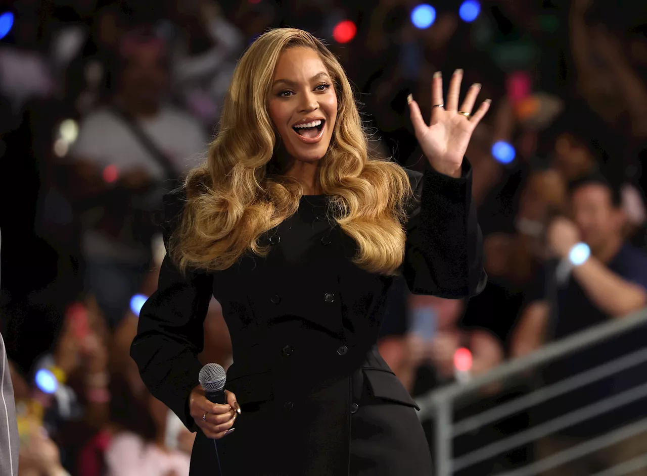 Beyoncé to Headline NFL Halftime Show on Christmas Day