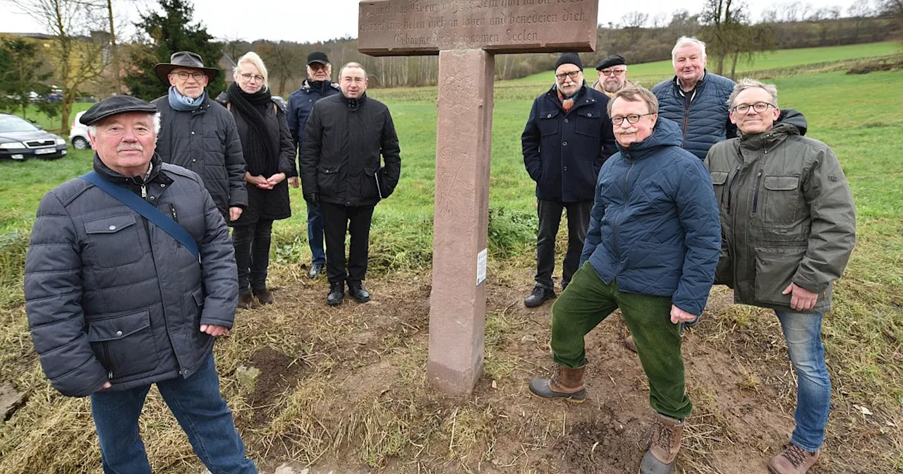 Historisches Wegkreuz in Höxter nach Restaurierung wieder aufgestellt