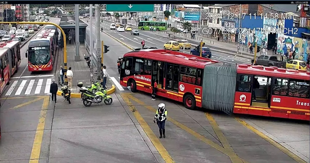 Choque en TransMilenio Bloquea Vía en Bogotá