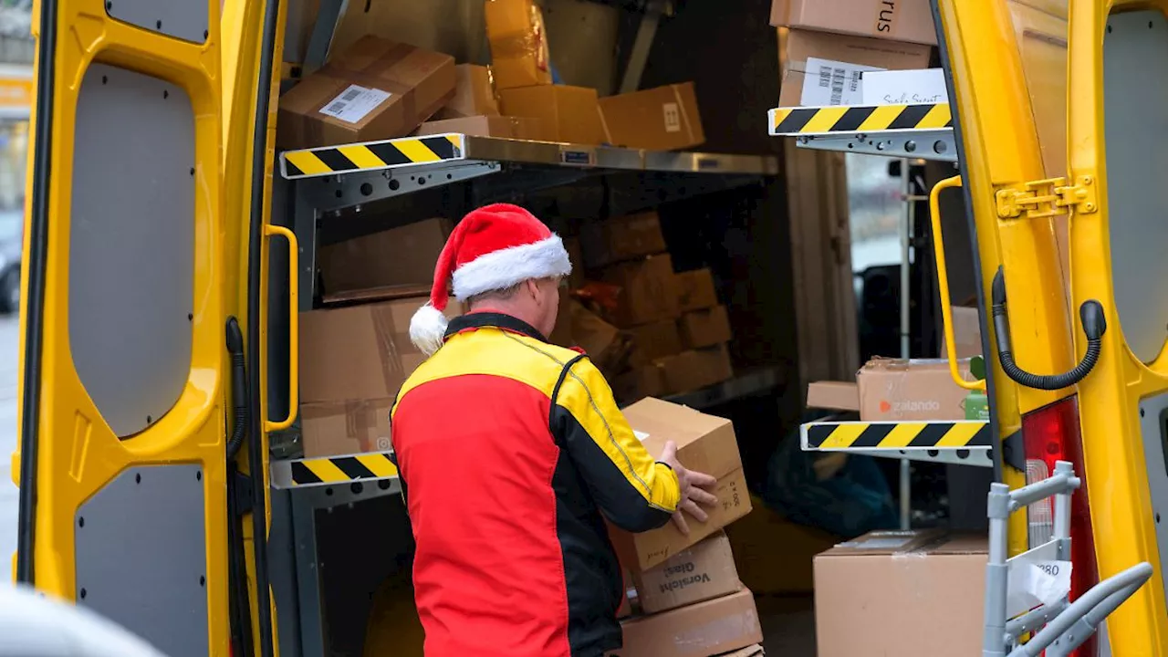 Weihnachtspakete 2024 versenden – diese Fristen gelten für DHL, Hermes und Co.