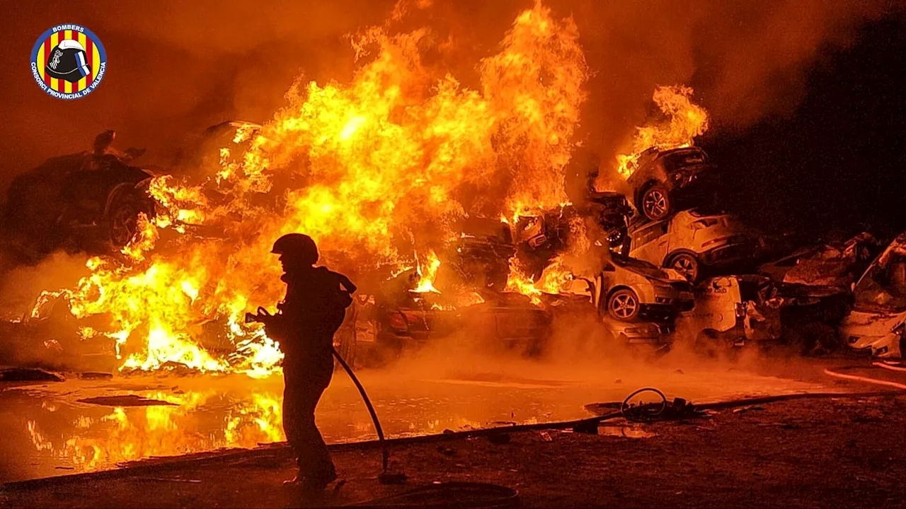 Incendio en solar con coches afectados por la DANA en Catarroja