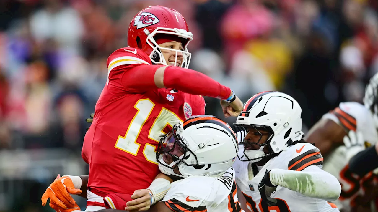 Mahomes to Practice Limited, Chiefs Pondering Star QB's Status for Texans Game