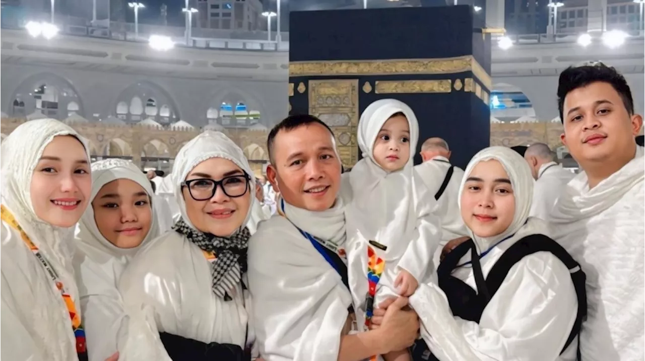 Ayu Ting Ting dan Keluarga Beribadah Umrah