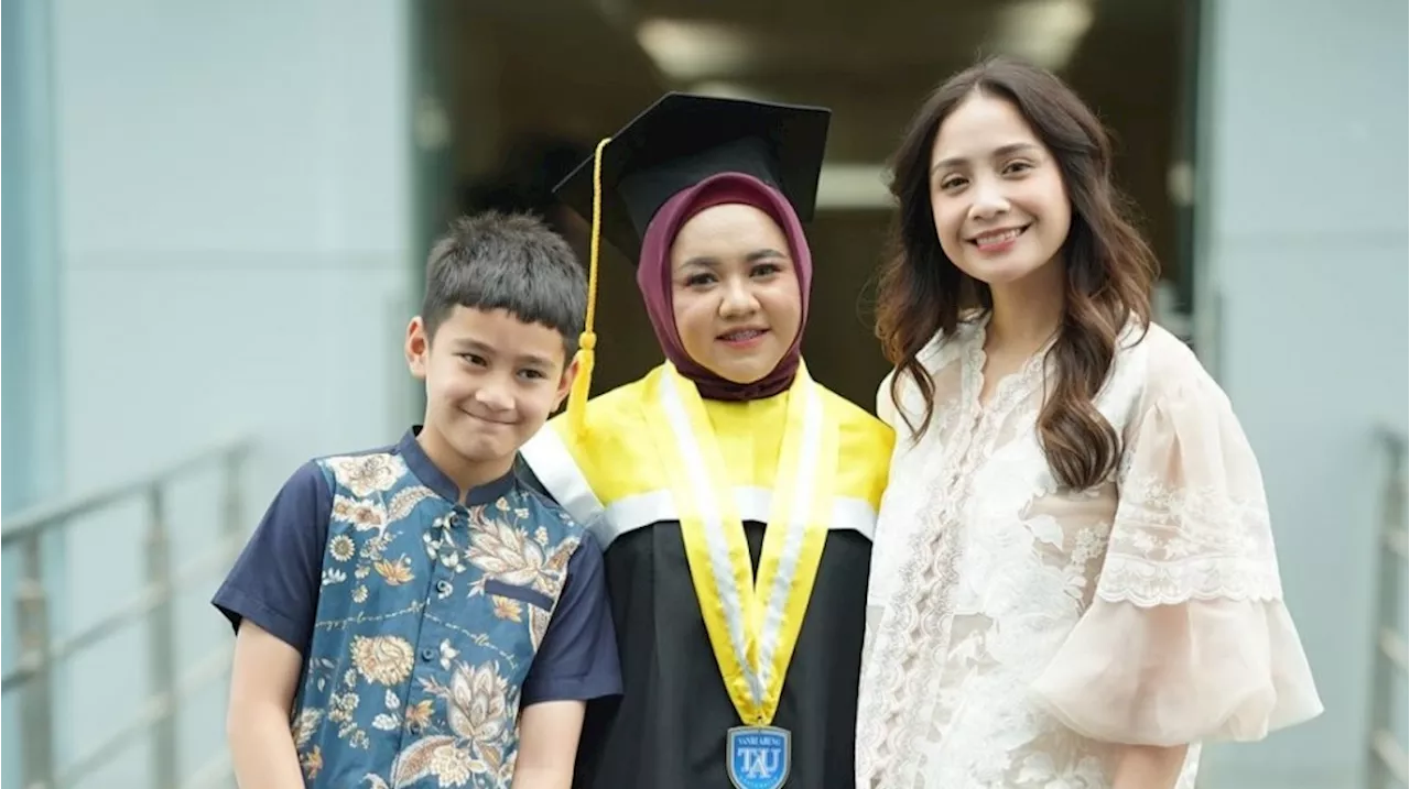 Make Up Mbak Lala saat Wisuda Curi Perhatian, Rafathar Tak Berhenti Memandanginya