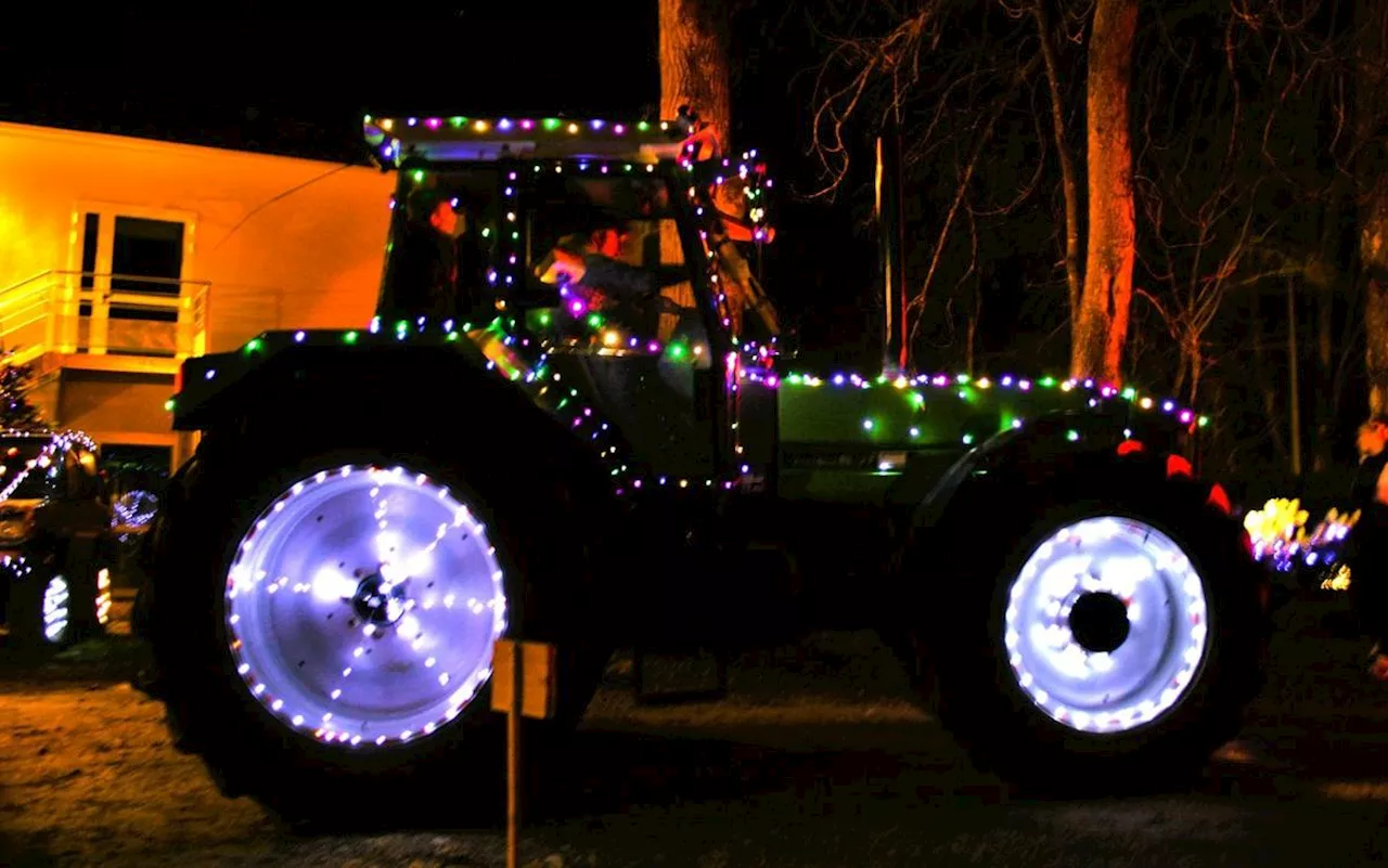 Bourgougnague : un défilé de tracteurs illuminés pour fêter Noël