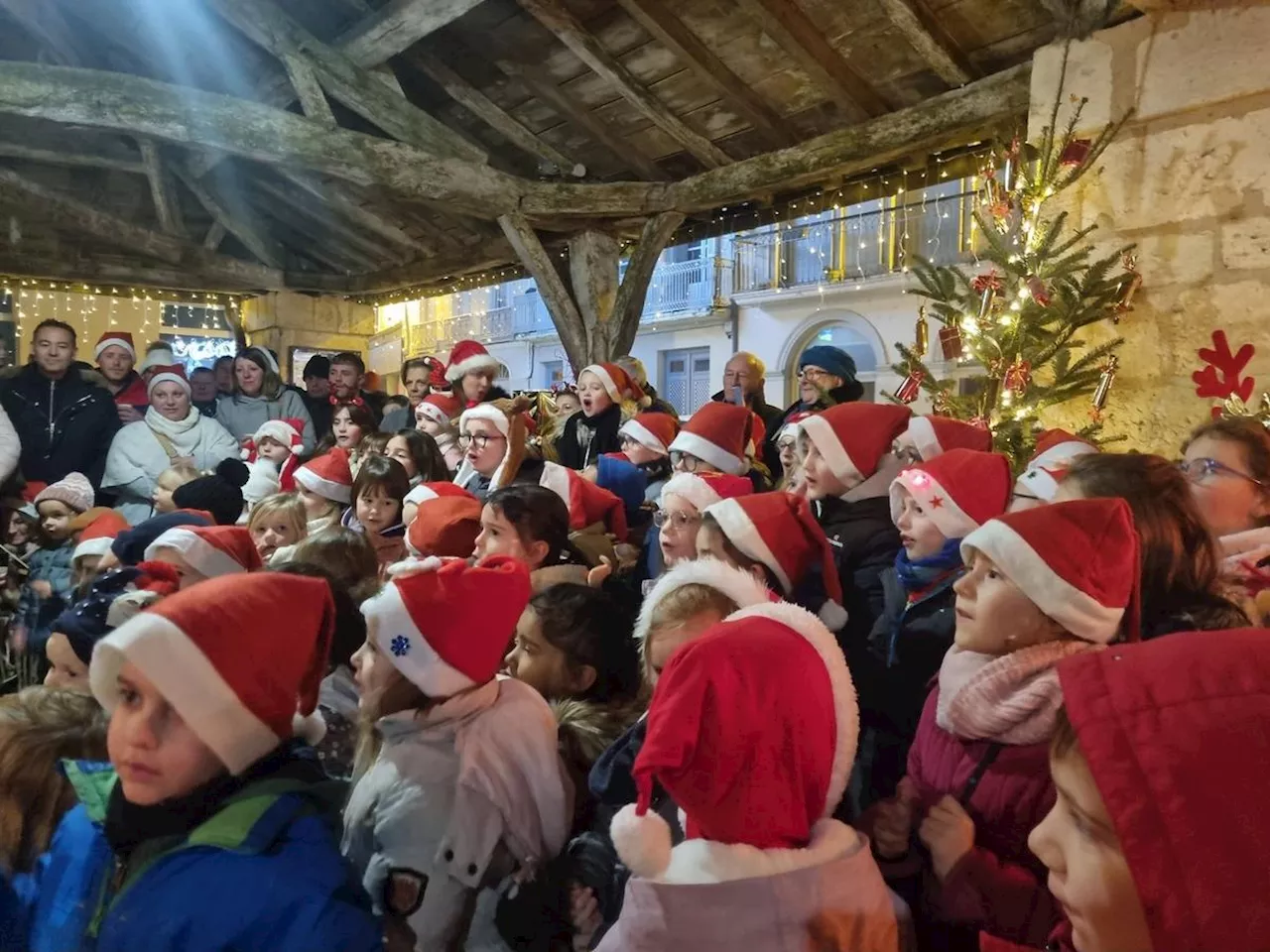 Cozes : ambiance magique à la lumière des lampions et des flambeaux