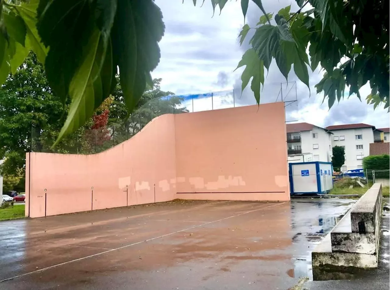 Hendaye : les jeunes du Centre social Denentzat relancent le tournoi de pelote au fronton d’Orio