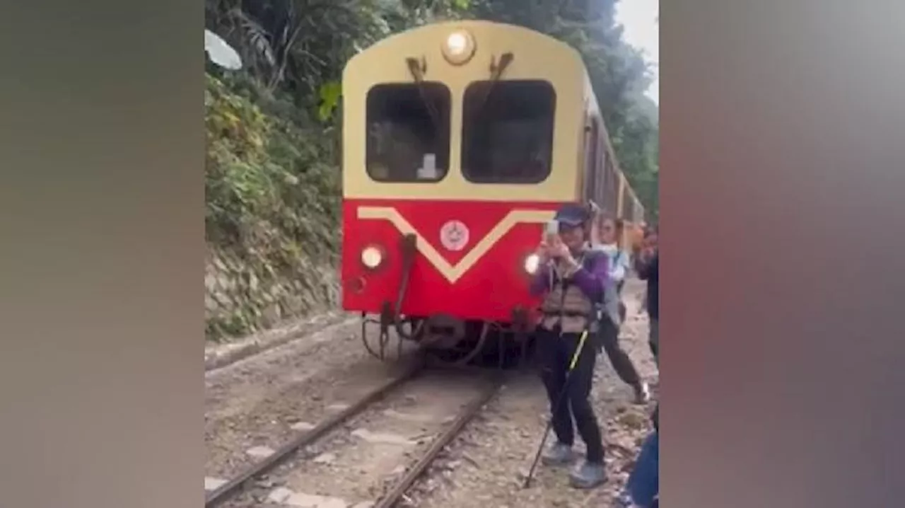 Asyik Berswafoto di Pinggir Rel, Turis Ditabrak Kereta di Objek Wisata Alam Taiwan