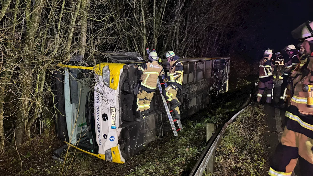 Bus stürzt in den Graben, zwei leicht verletzt