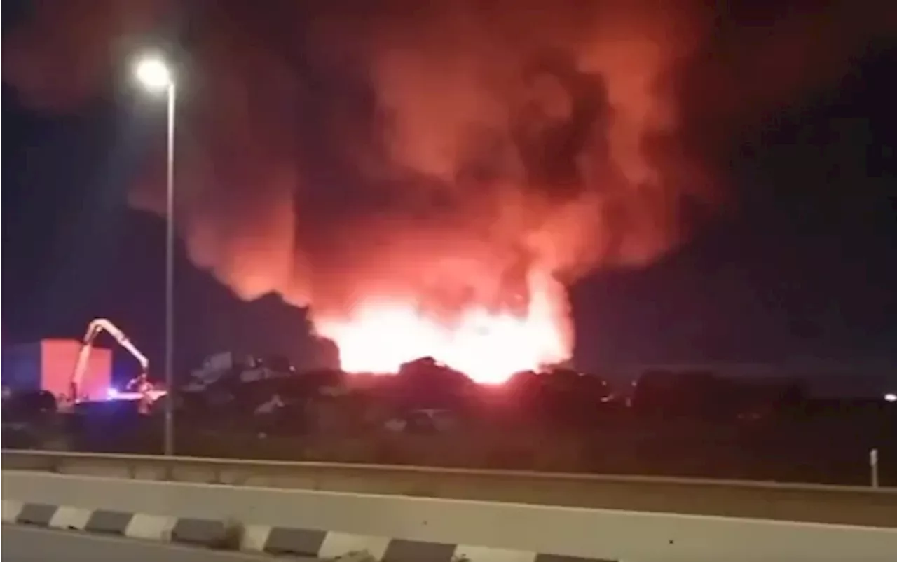 Incendio en Campa de Vehículos Dañados por DANA en Catarroja