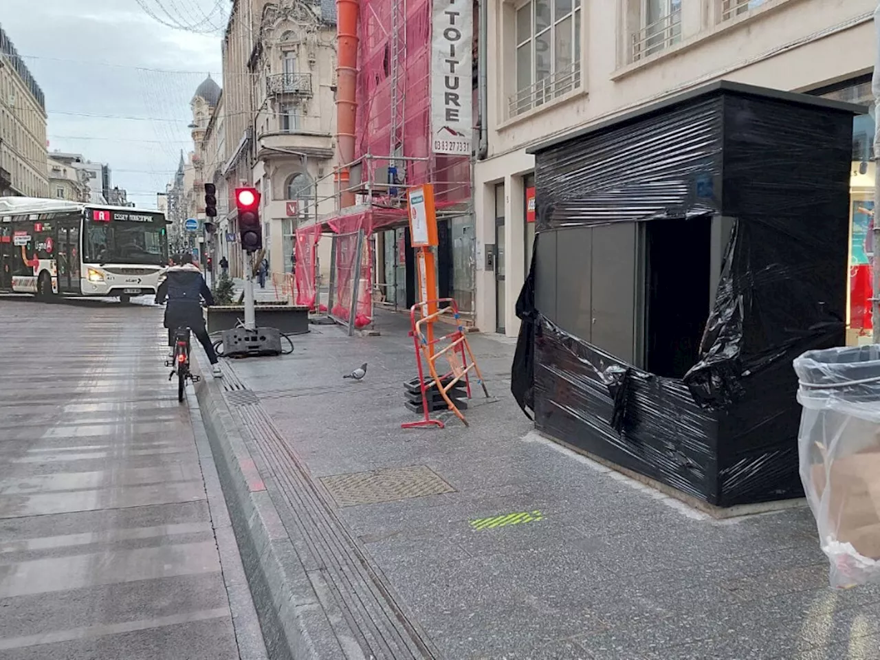 Nancy : c'est quoi ces 'boites en métal' installées aux arrêts du trolleybus ?