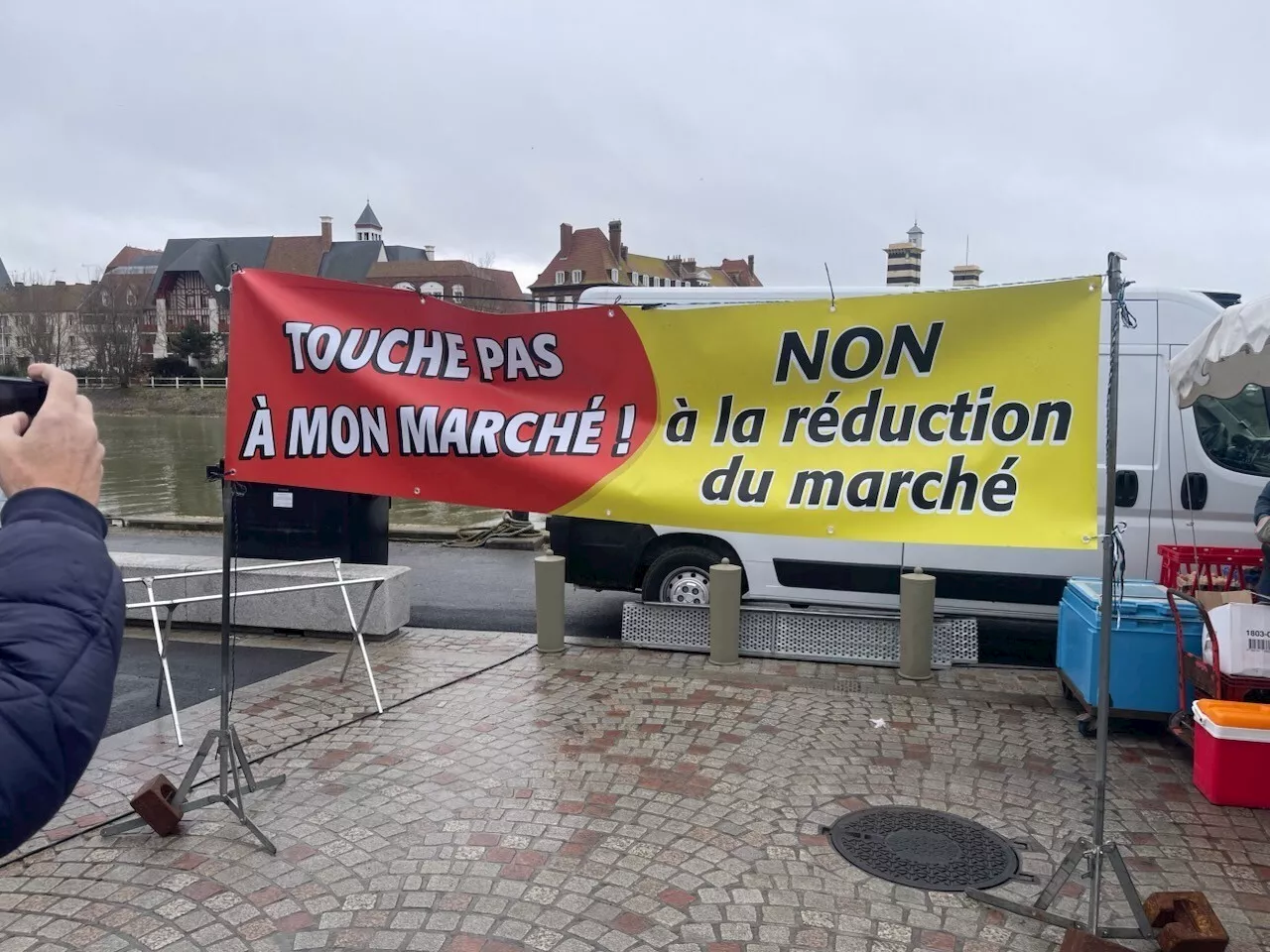 Réorganisation du marché de Trouville-sur-Mer : tensions et inquiétudes