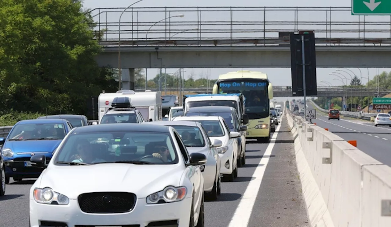 Traffico intenso sulle autostrade in A4 durante le festività