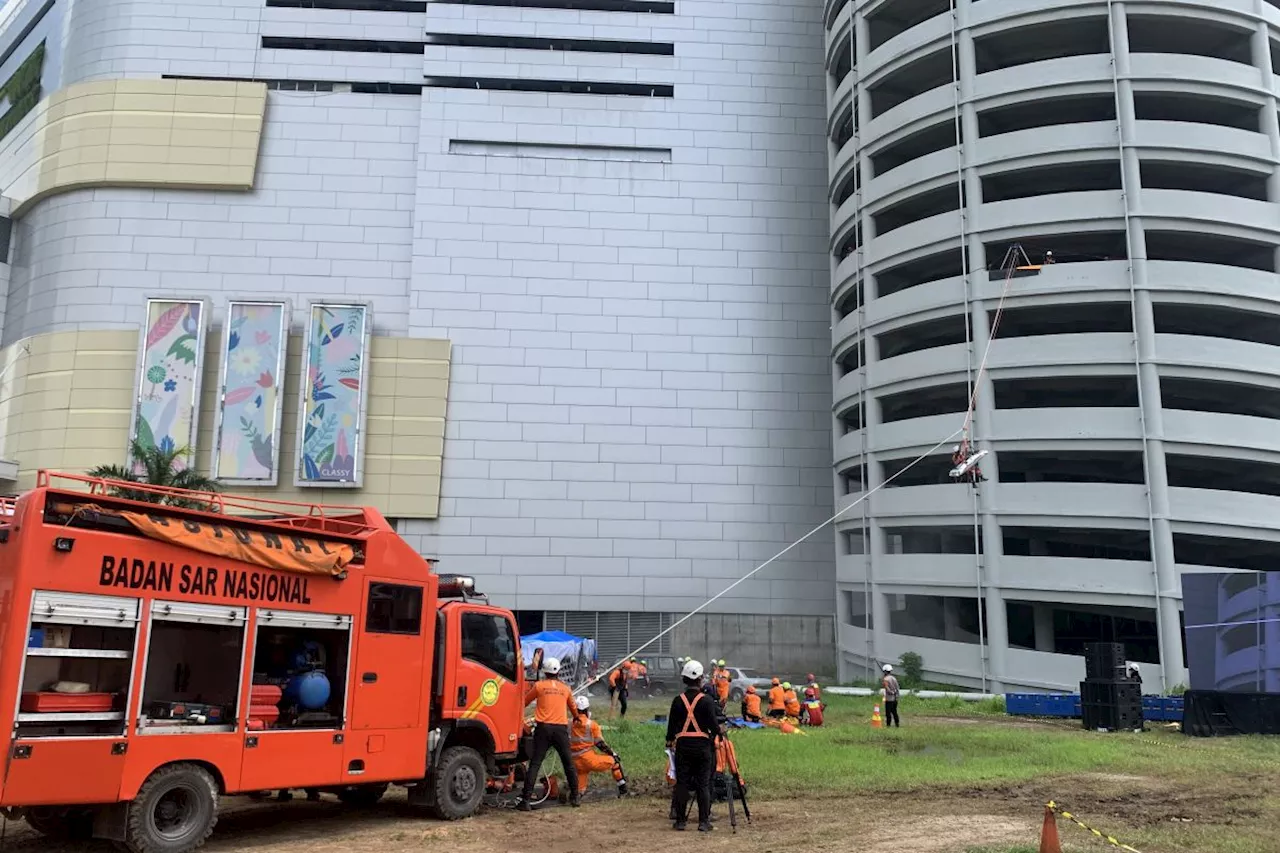 Basarnas Gelar Latihan Simulasi Gempa Runtuh Gedung di Jakarta