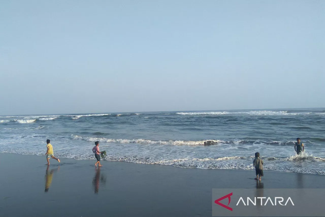 BMKG Imbau Wisatawan Waspadai Gelombang Tinggi di Pantai Selatan Jawa