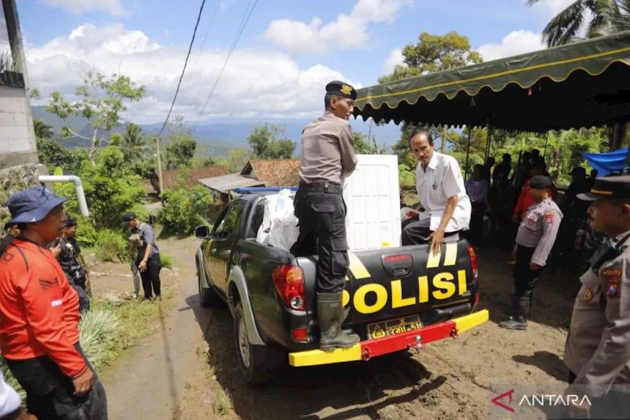 Relokasi Warga Terdampak Tanah Longsor di Trenggalek