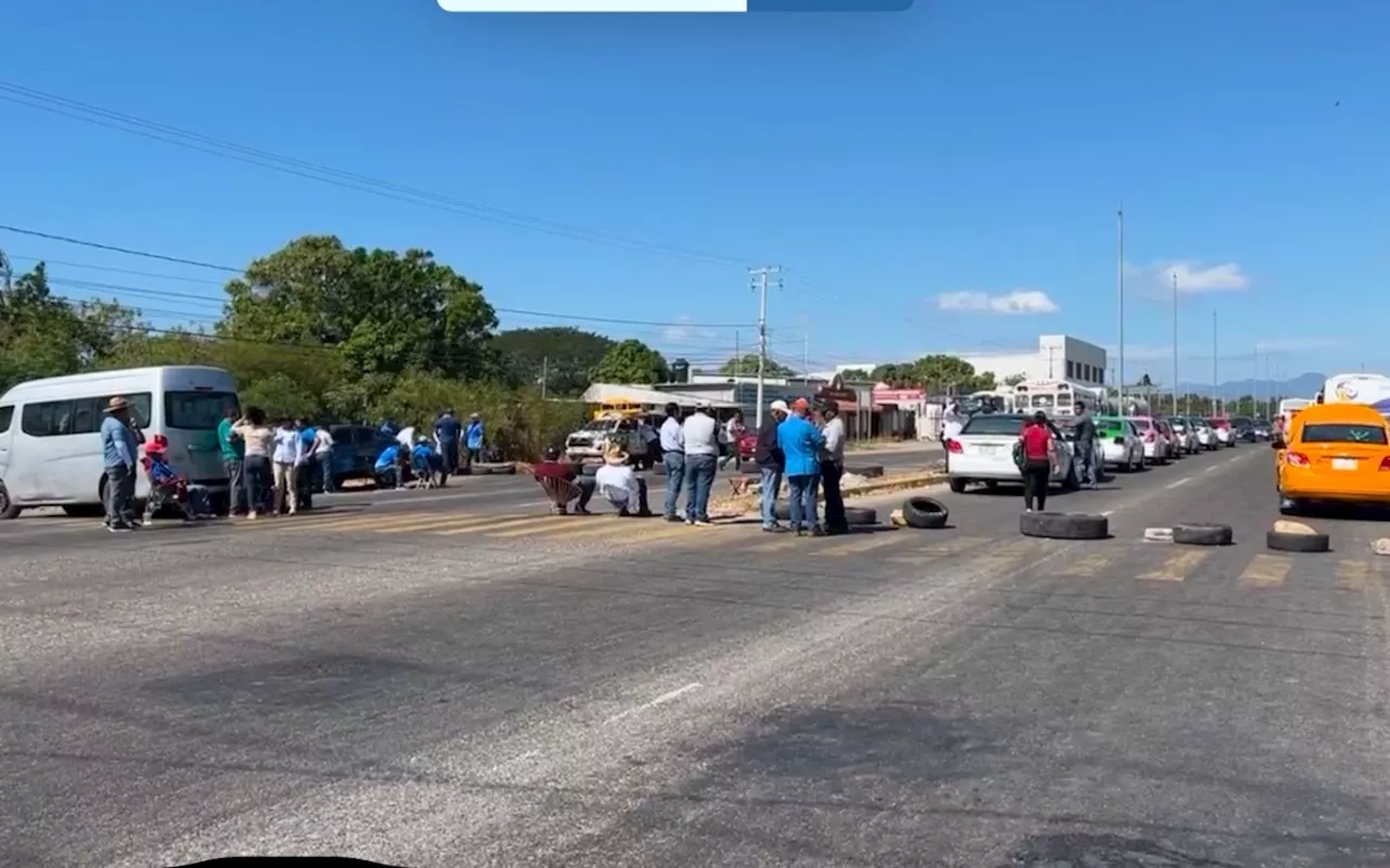 Trabajadores de Salud Bloquean Carreteras en Oaxaca por Adeudos de Estipendios