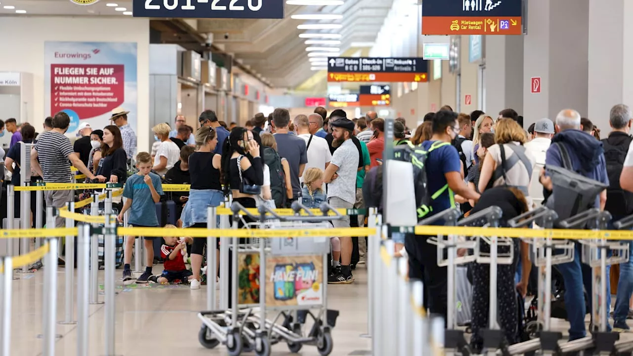 Fluggäste am Flughafen Köln-Bonn im Sommer 2022: Bundespolizei lehnt Haftung für lange Sicherheitsanstehzeiten ab